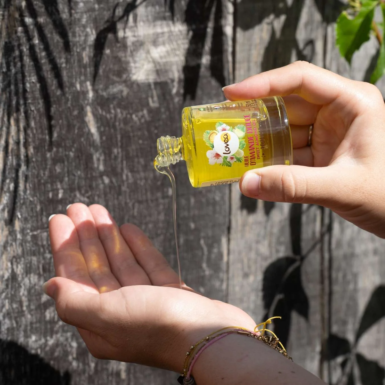 2030027-lovea-huile-d_amande-douce-adoucit-utilisation-1